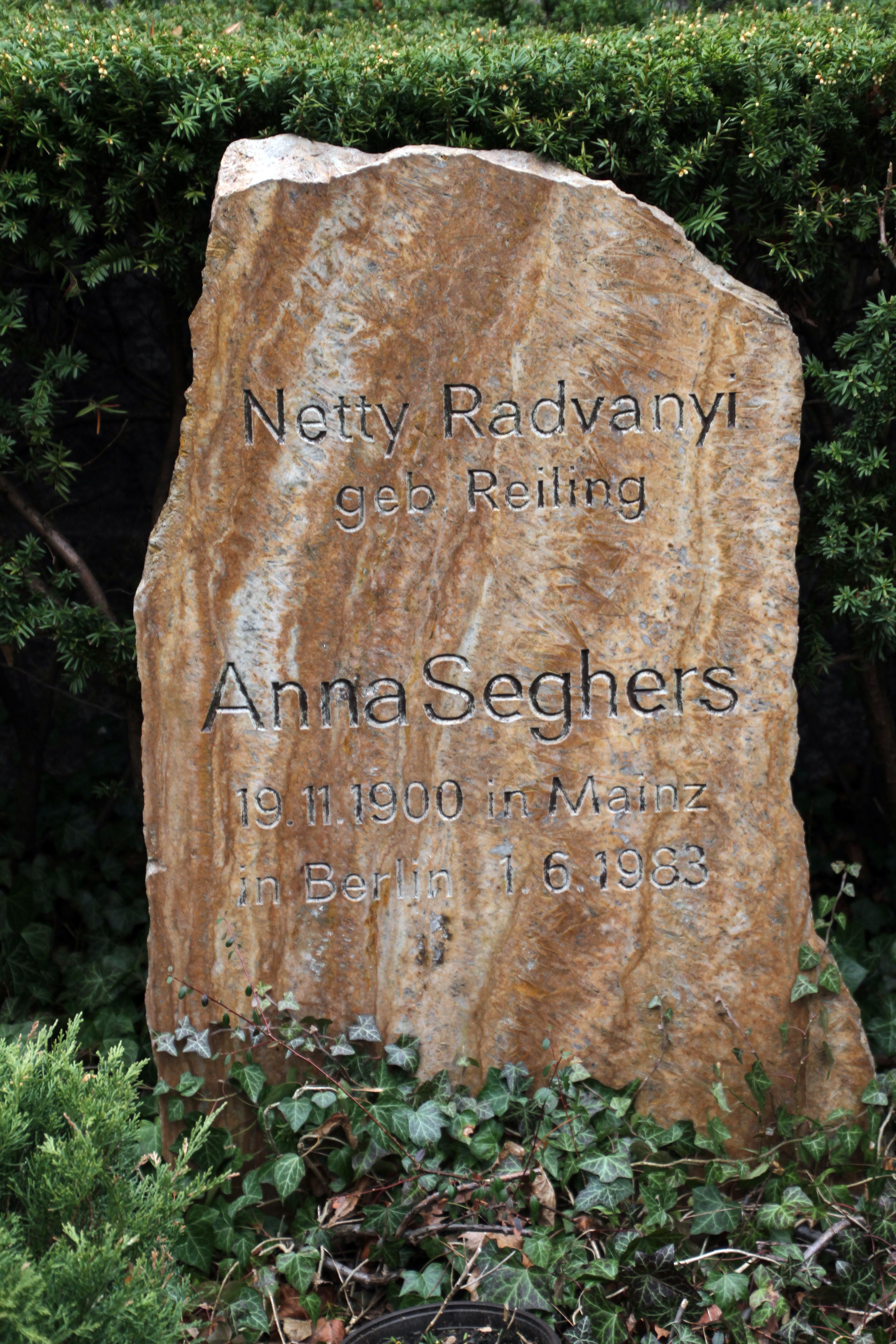 Grabstätte von Anna Seghers auf dem Dorotheenstädtischen Friedhof