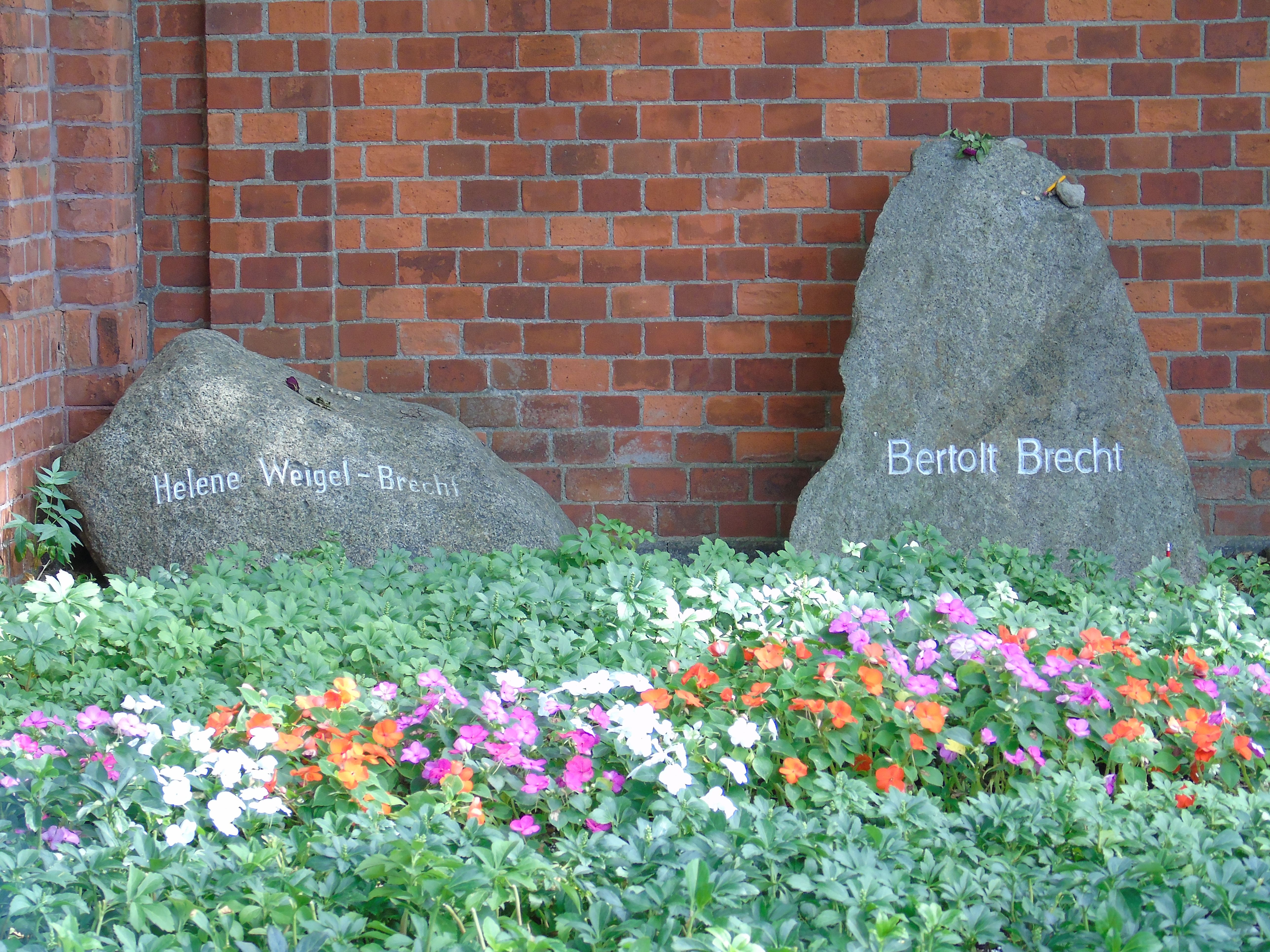 Grabstätten von Bertolt Brecht und Helene Weigel auf dem Dorotheenstädtischen Friedhof